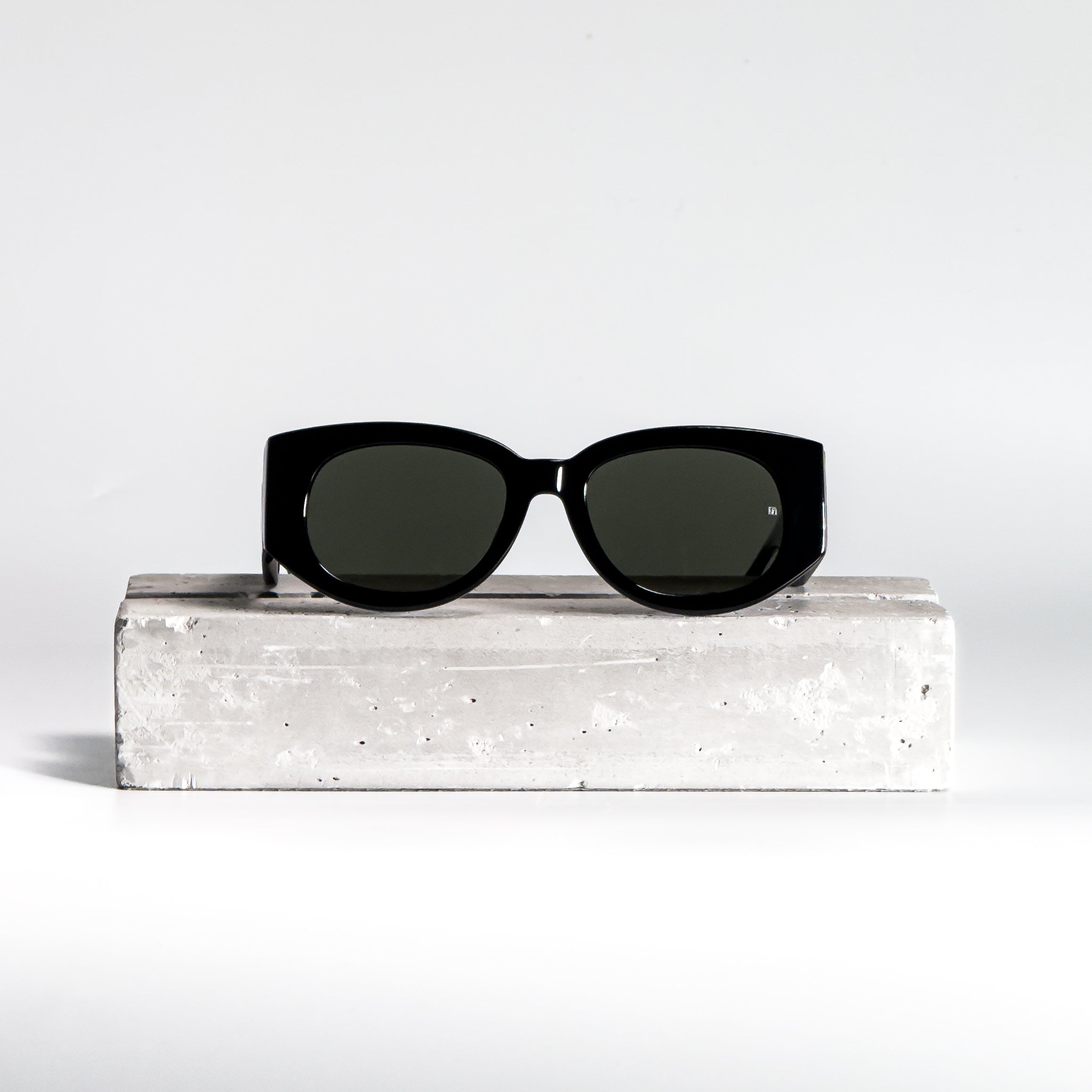 Linda Farrow - Debbie – Ethical Eyewear display picture 3