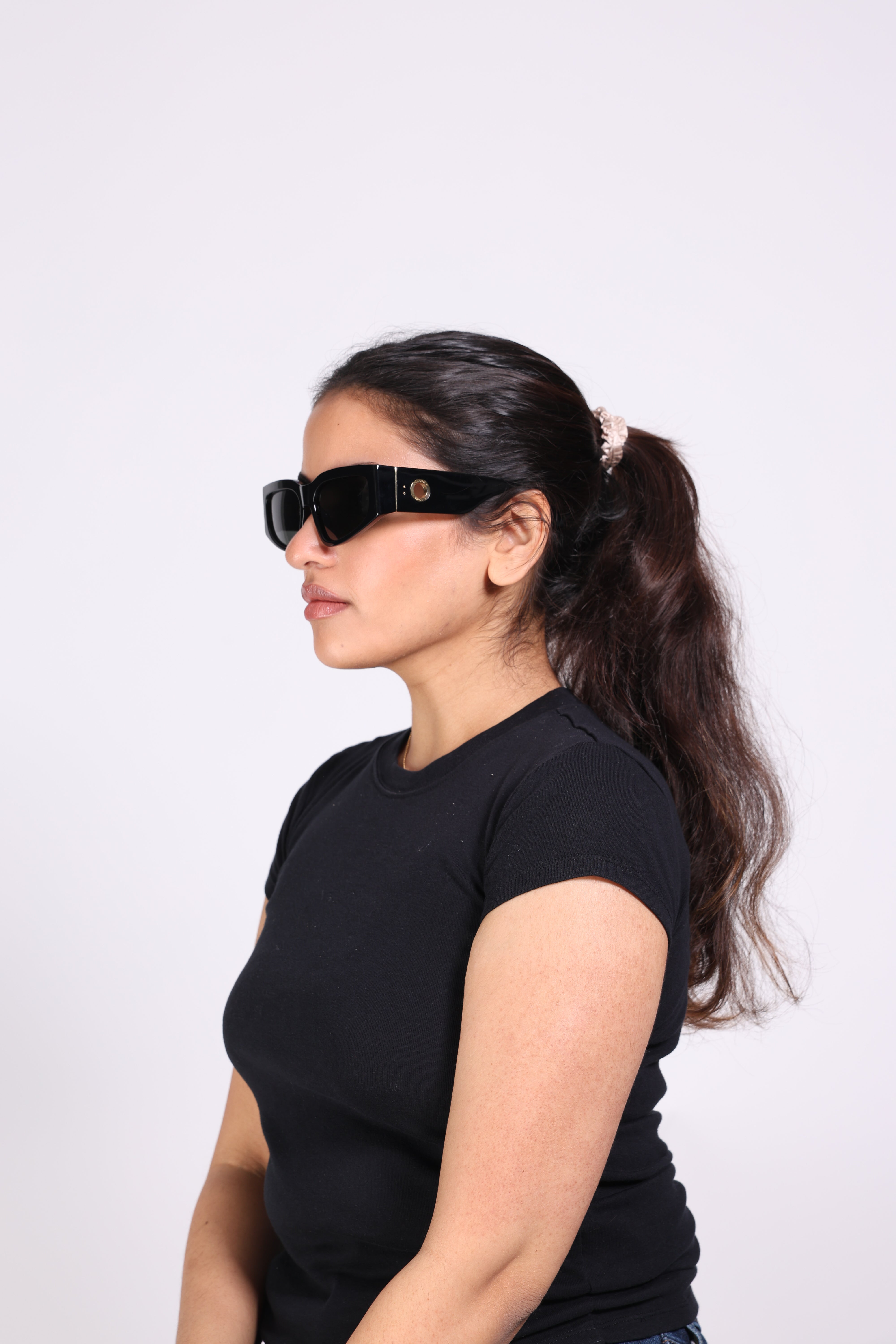 LINDA FARROW サングラス Flick Sunglasses in Black | LINDA FARROW Luxury Eyewear